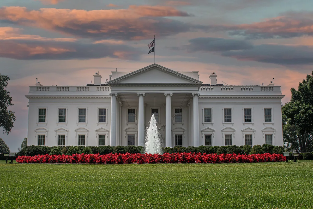La Casa Blanca presiona a grupos de policías para que respalden una ley cripto que sus propios críticos dicen que beneficia directamente los negocios digitales de Trump