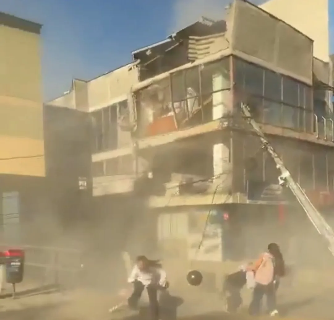 Nube de polvo y escombros durante el terremoto en Colombia