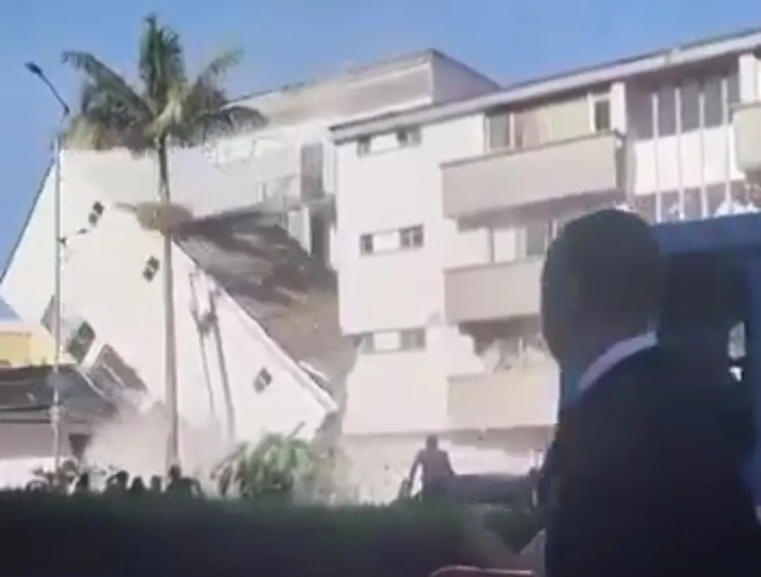 Edificio colapsando durante el terremoto en Colombia
